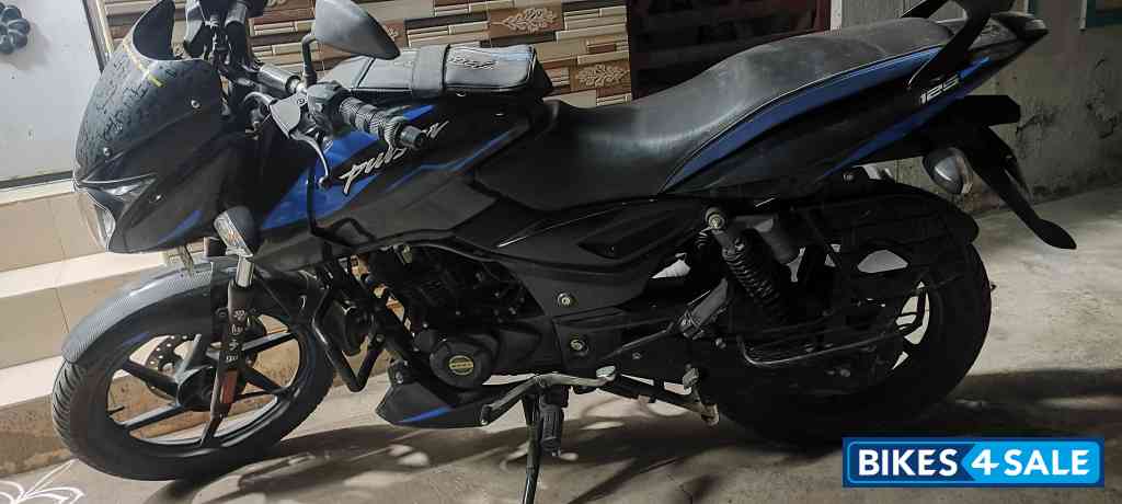 Black Bajaj Pulsar 125