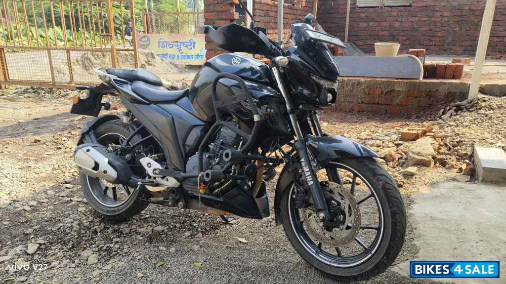 Mettalic Black Yamaha FZ 25 BS6