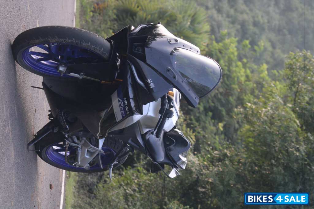White Metallic C Yamaha R15M