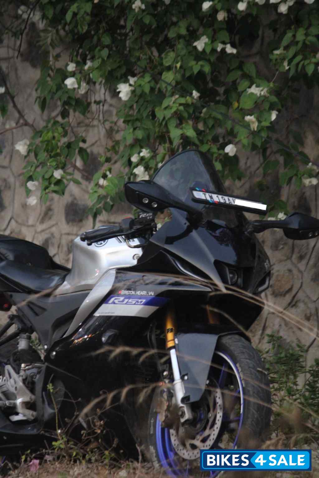 White Metallic C Yamaha R15M