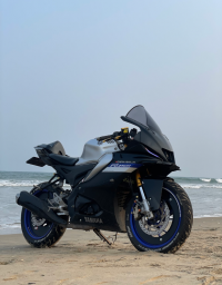 White Metallic C Yamaha R15M