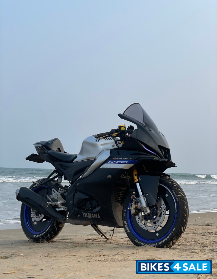 White Metallic C Yamaha R15M