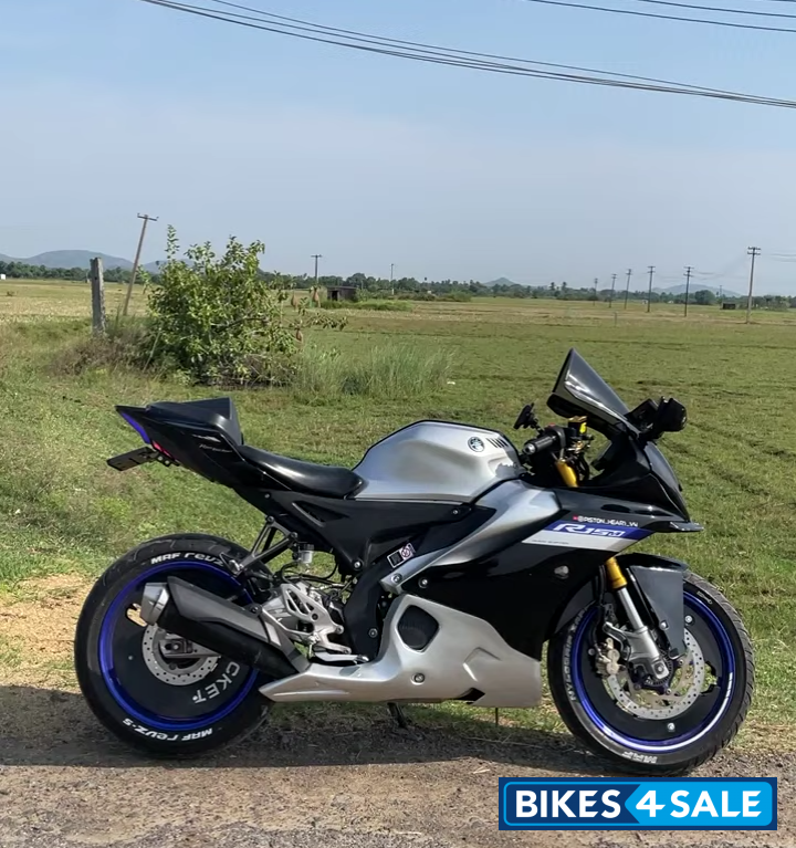 White Metallic C Yamaha R15M