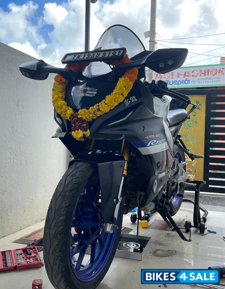 White Metallic C Yamaha R15M