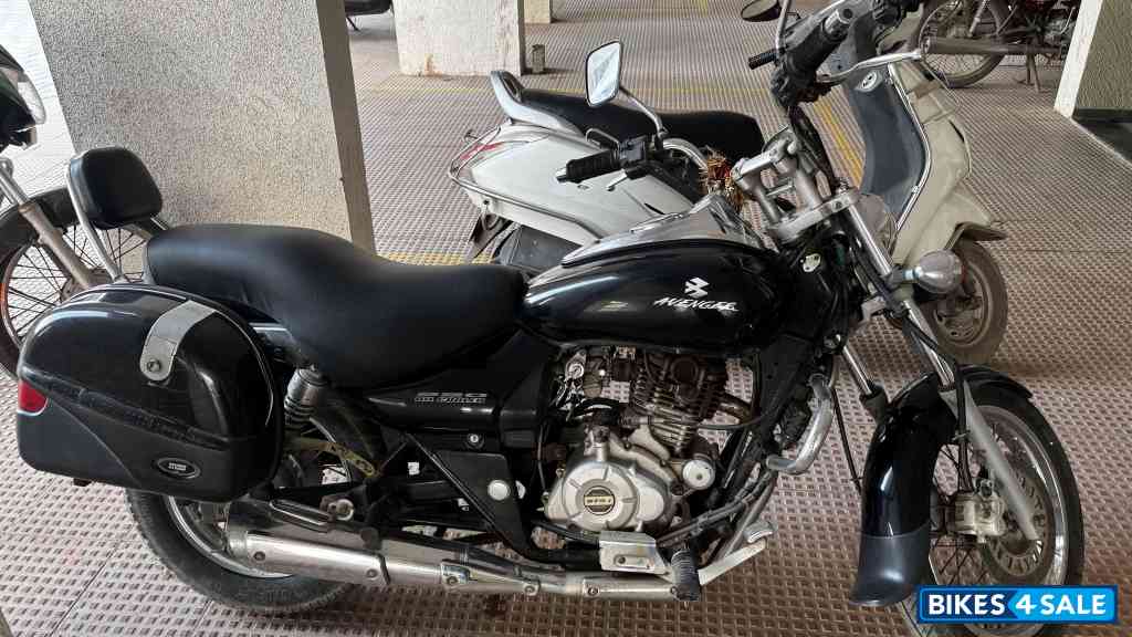 Black Bajaj Avenger 220 DTS-i