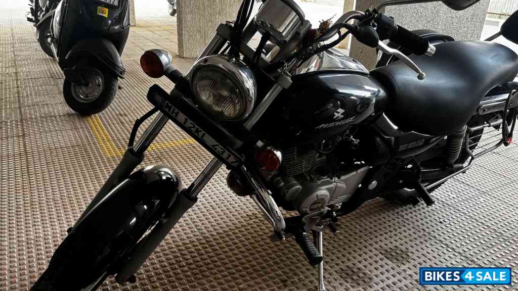 Black Bajaj Avenger 220 DTS-i