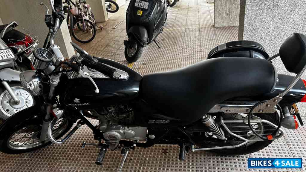 Black Bajaj Avenger 220 DTS-i