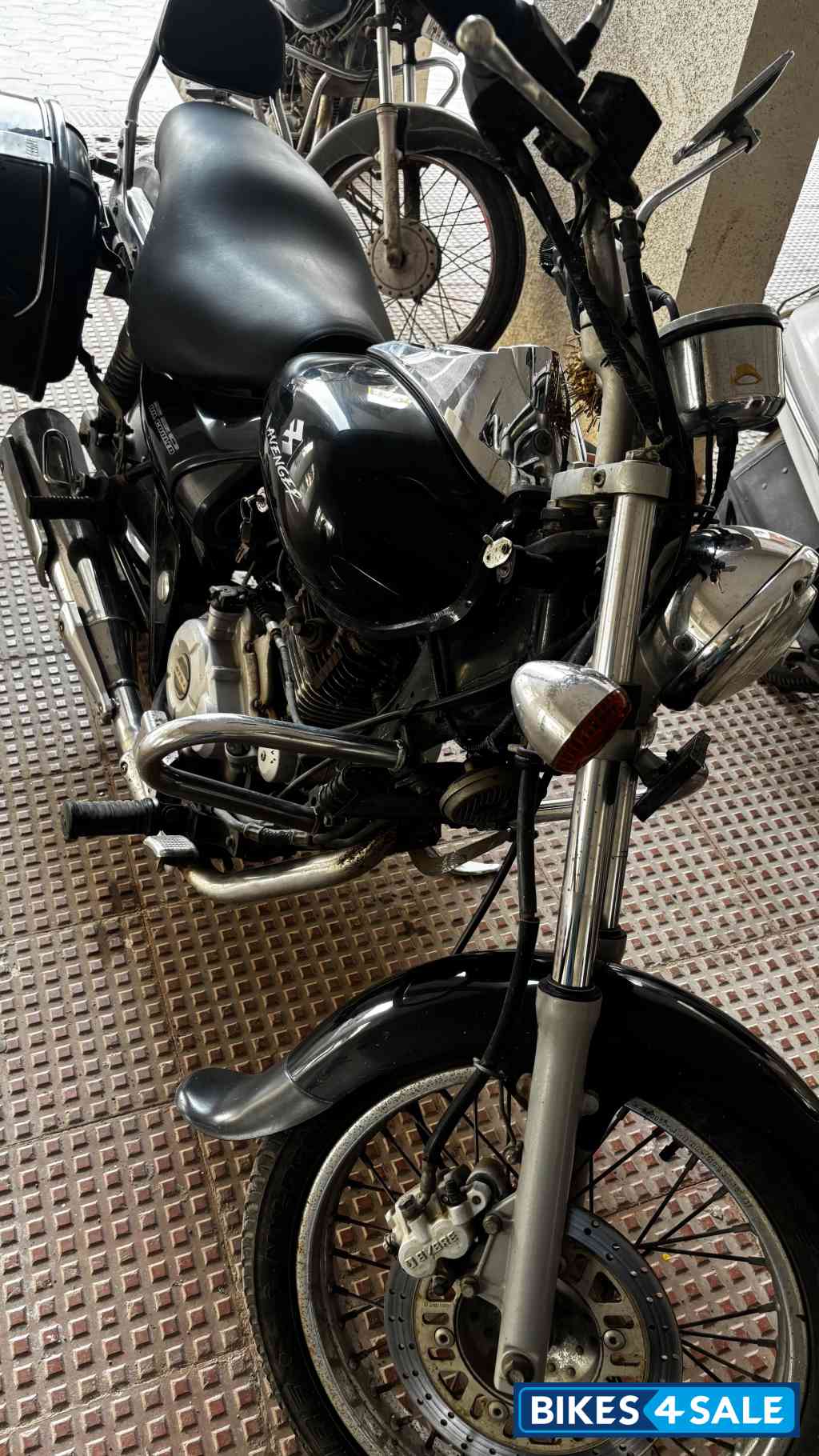 Black Bajaj Avenger 220 DTS-i