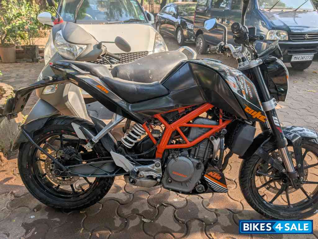 Black KTM Duke 390
