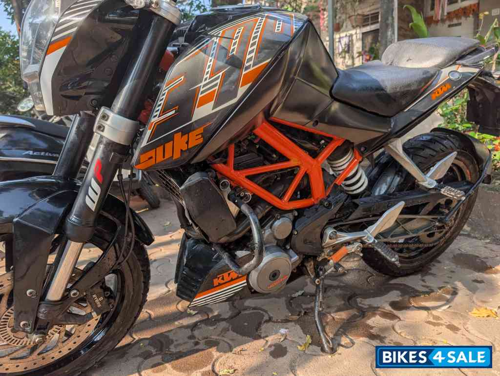 Black KTM Duke 390