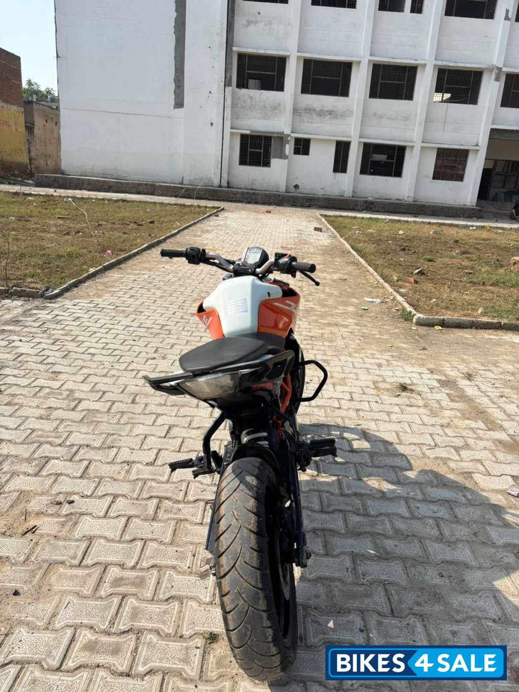Electric Orange KTM Duke 125