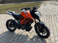 Electric Orange KTM Duke 125