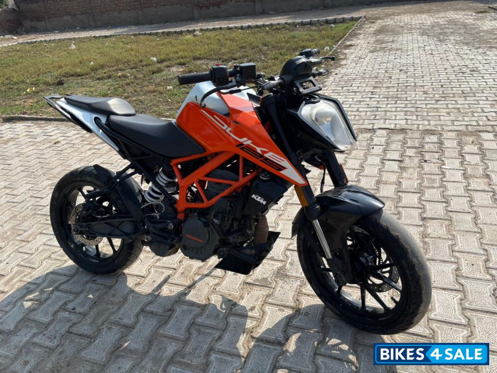 Electric Orange KTM Duke 125 Electric Orange KTM Duke 125