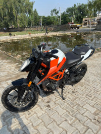 Electric Orange KTM Duke 125