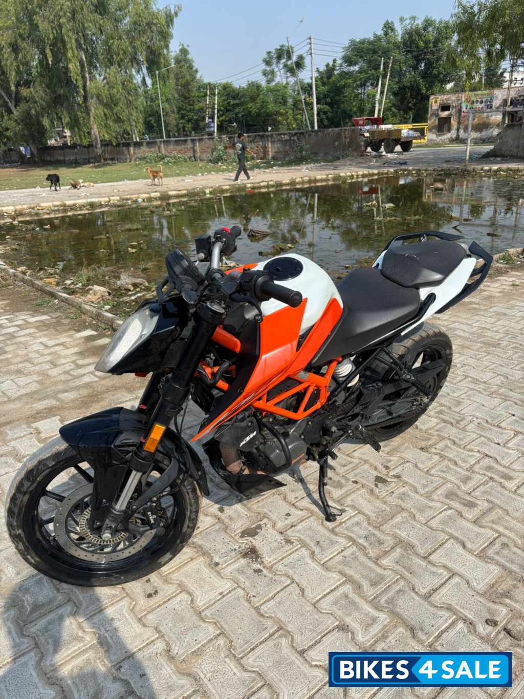 Electric Orange KTM Duke 125 Electric Orange KTM Duke 125