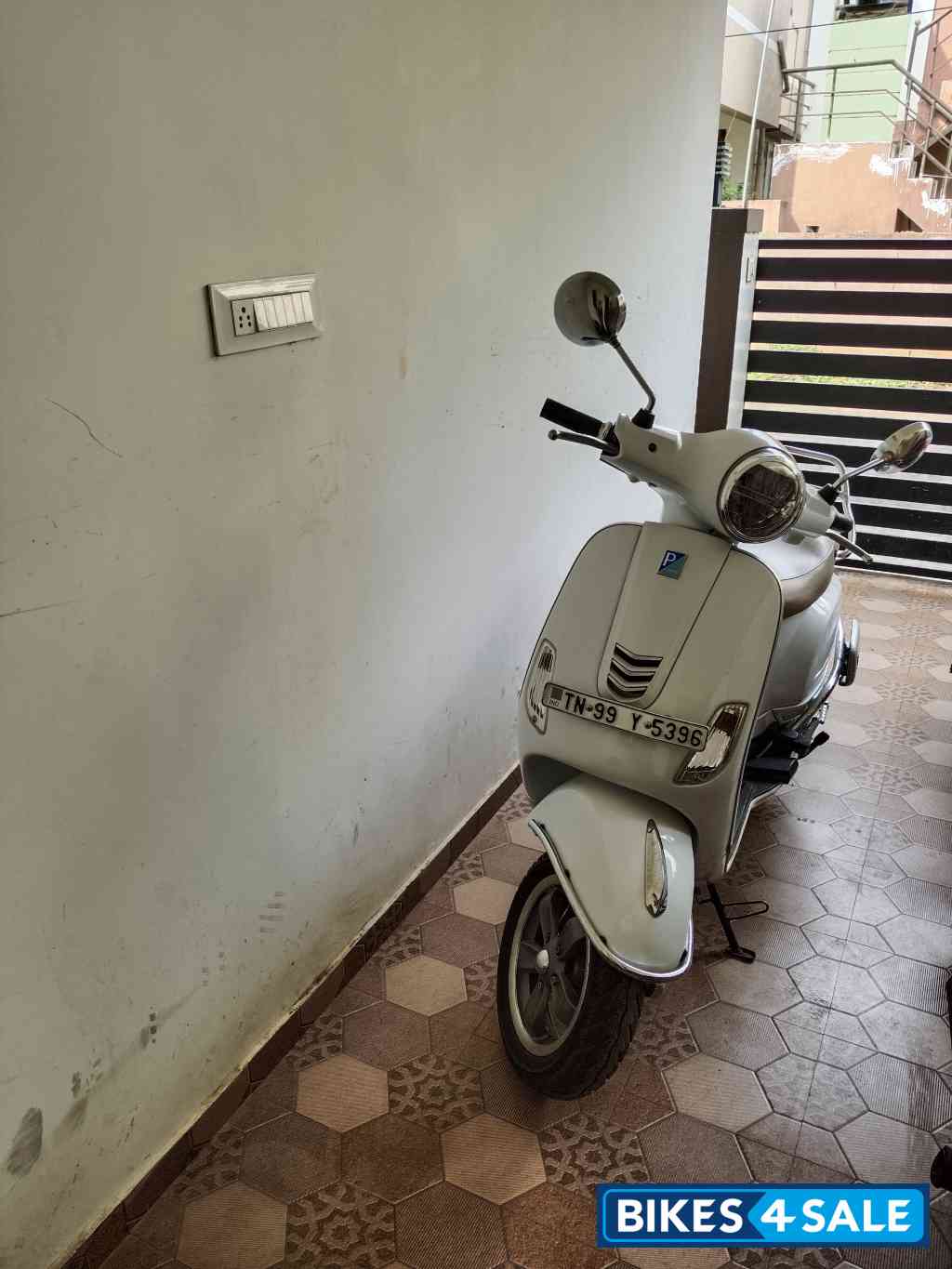 White Vespa 125