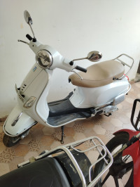 White Vespa 125