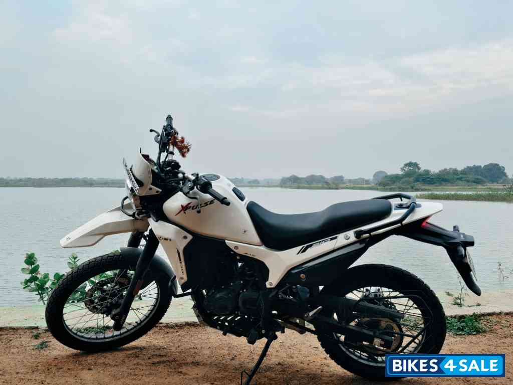 Glacier White Hero XPulse 210