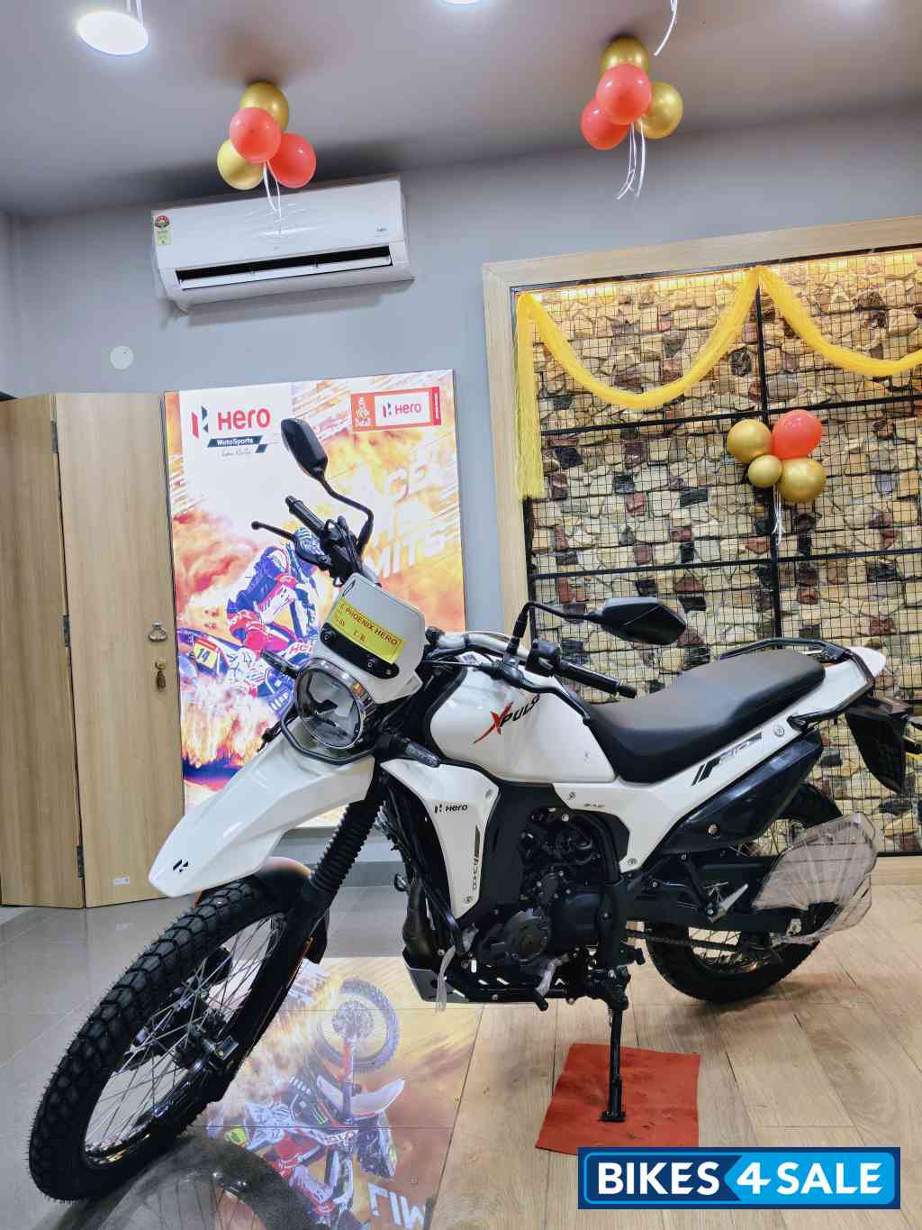 Glacier White Hero XPulse 210