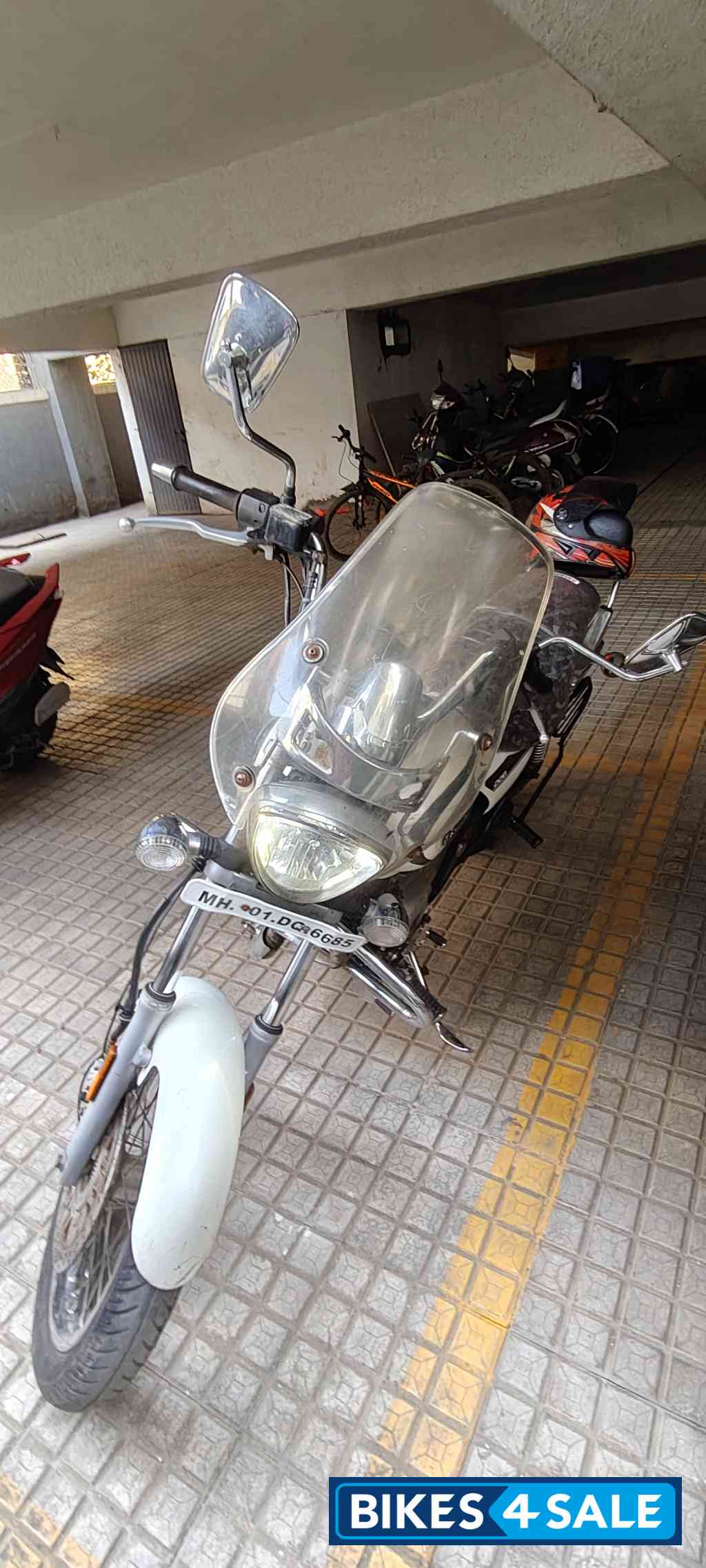 White Bajaj Avenger Cruise 220 BS6