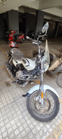 White Bajaj Avenger Cruise 220 BS6