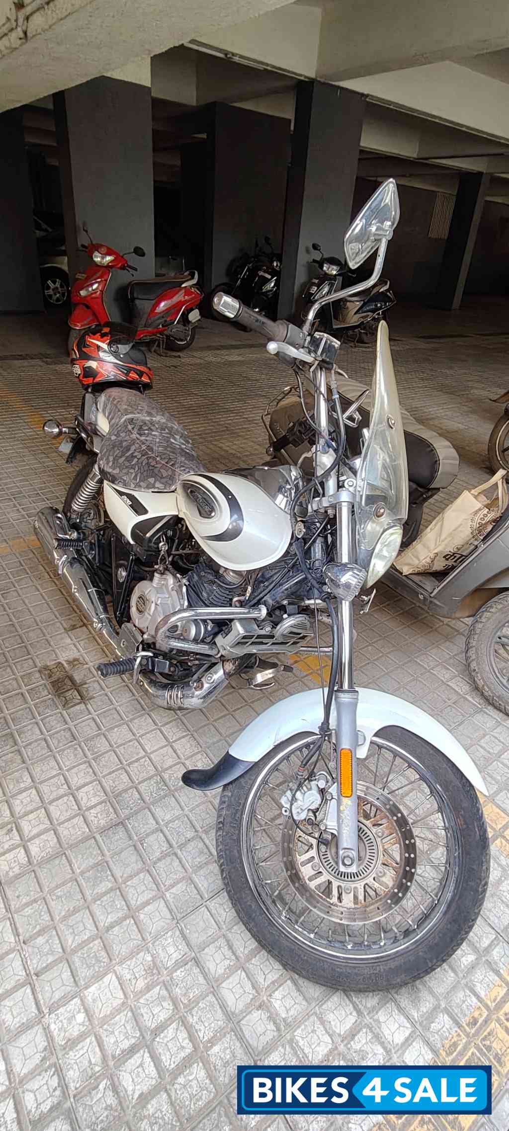 White Bajaj Avenger Cruise 220 BS6