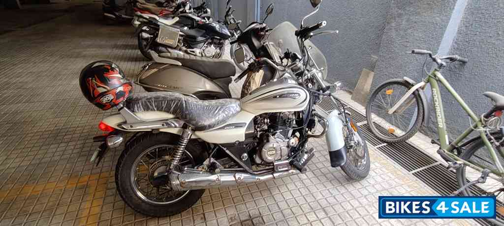 White Bajaj Avenger Cruise 220 BS6