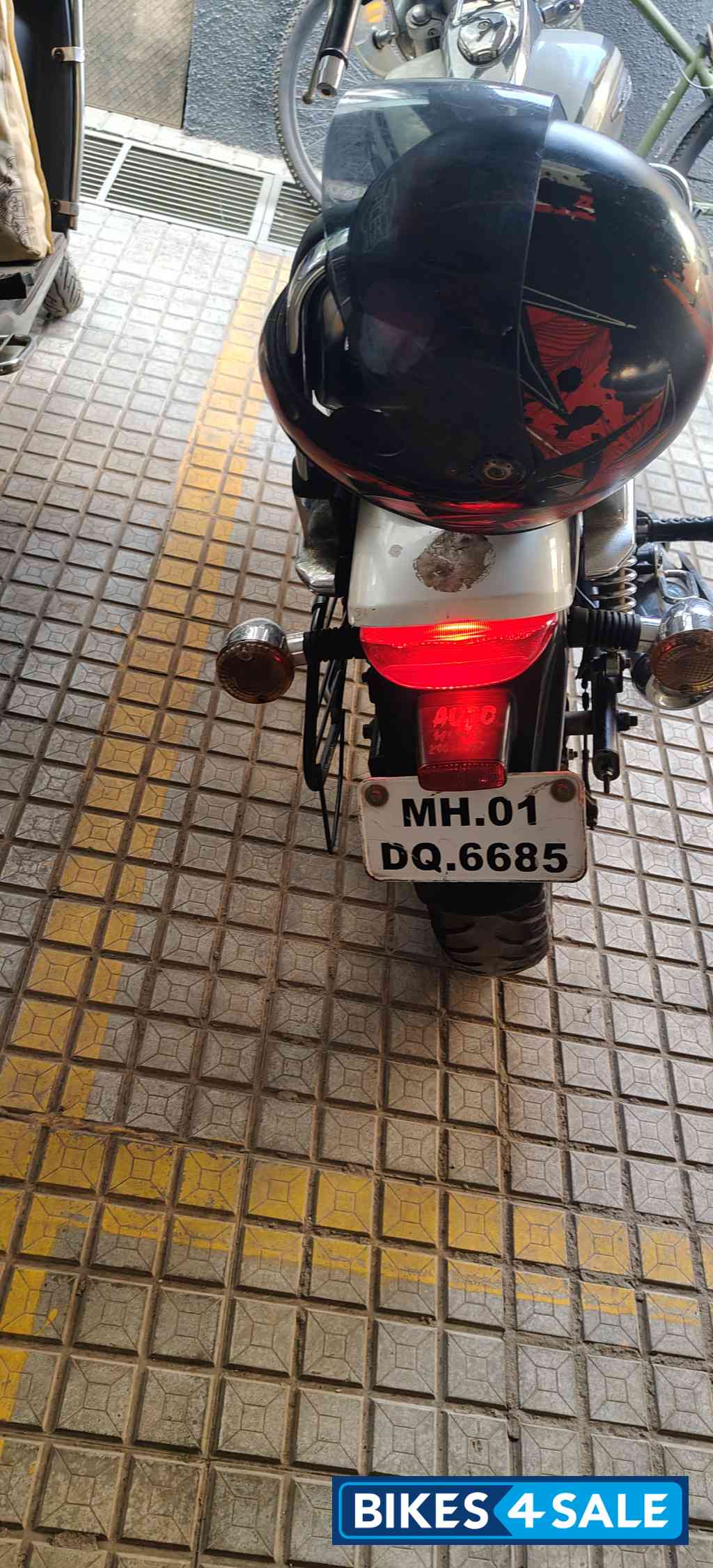 White Bajaj Avenger Cruise 220 BS6