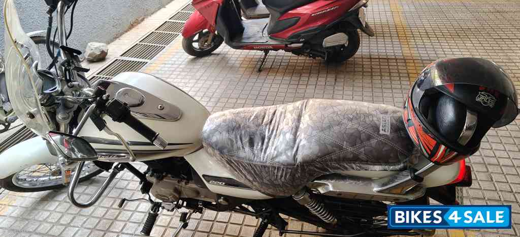 White Bajaj Avenger Cruise 220 BS6