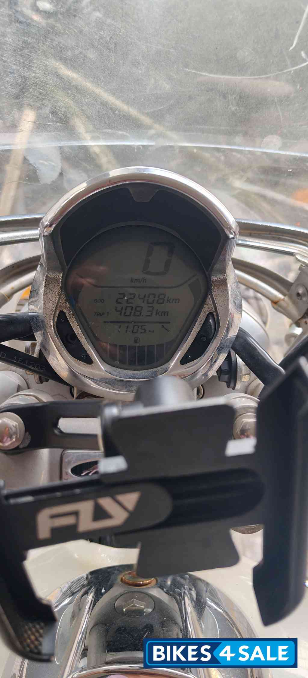 White Bajaj Avenger Cruise 220 BS6