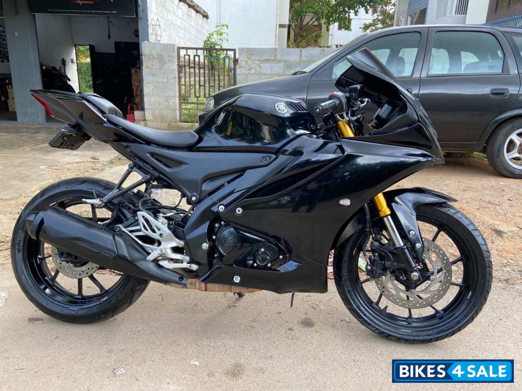 Black Yamaha R15 V4