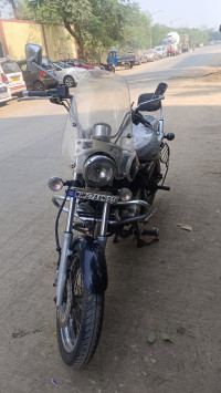 Black Bajaj Avenger Cruise 220