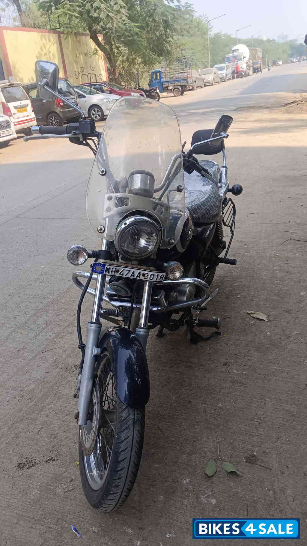 Black Bajaj Avenger Cruise 220