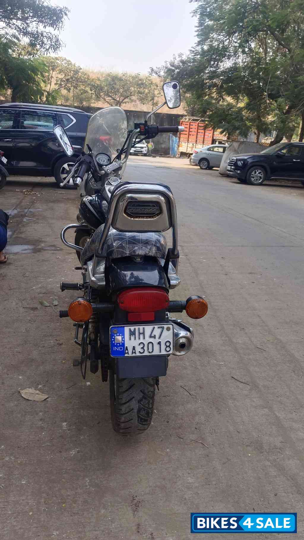 Black Bajaj Avenger Cruise 220