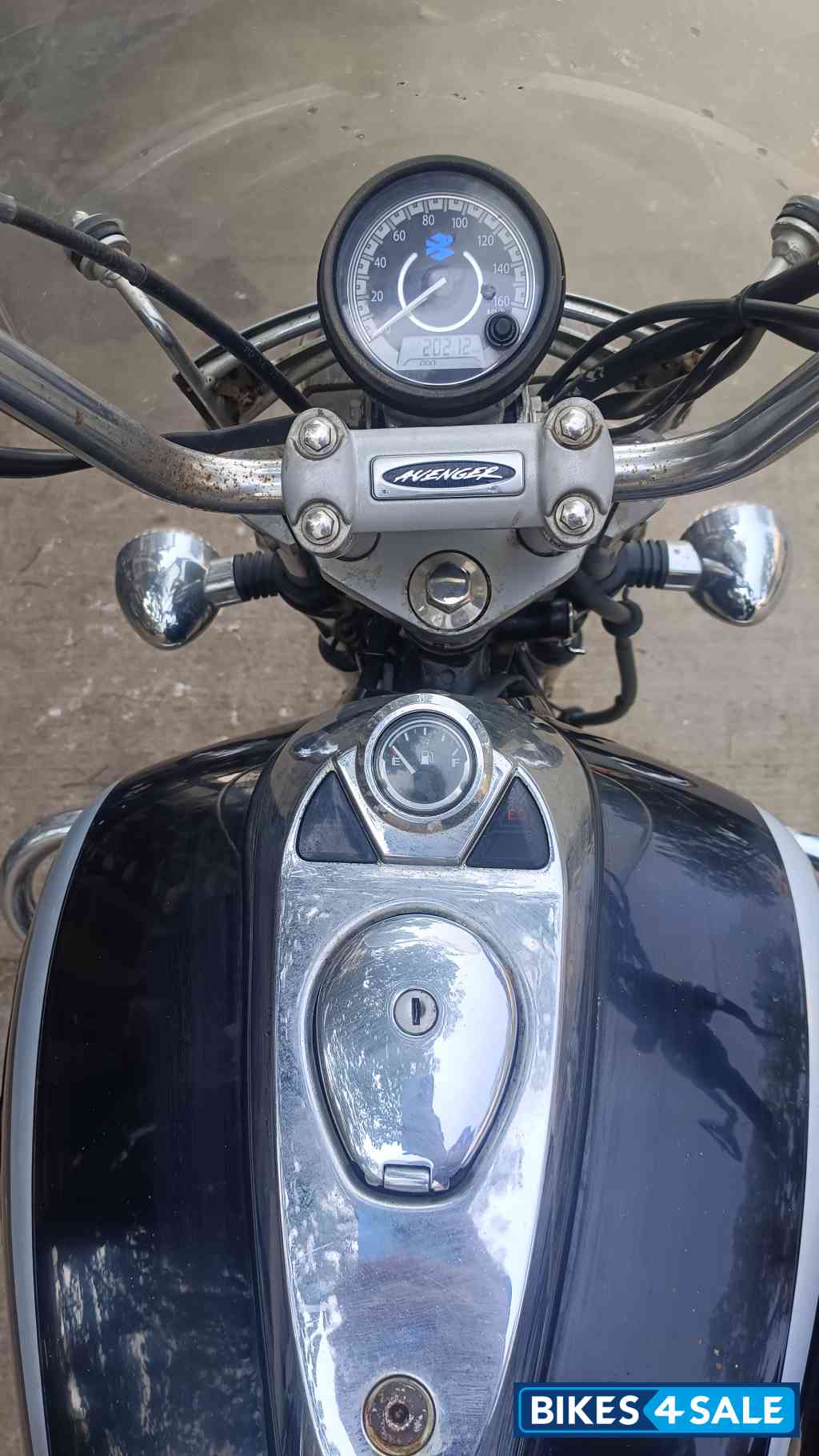 Black Bajaj Avenger Cruise 220