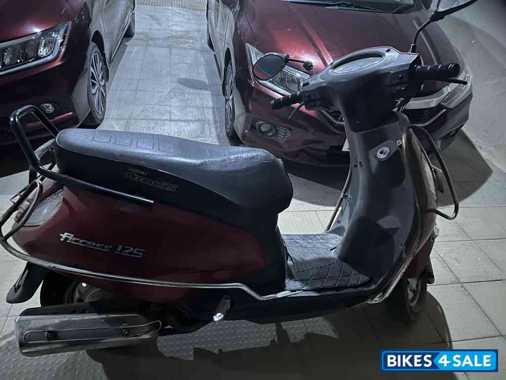Red Suzuki Access 125