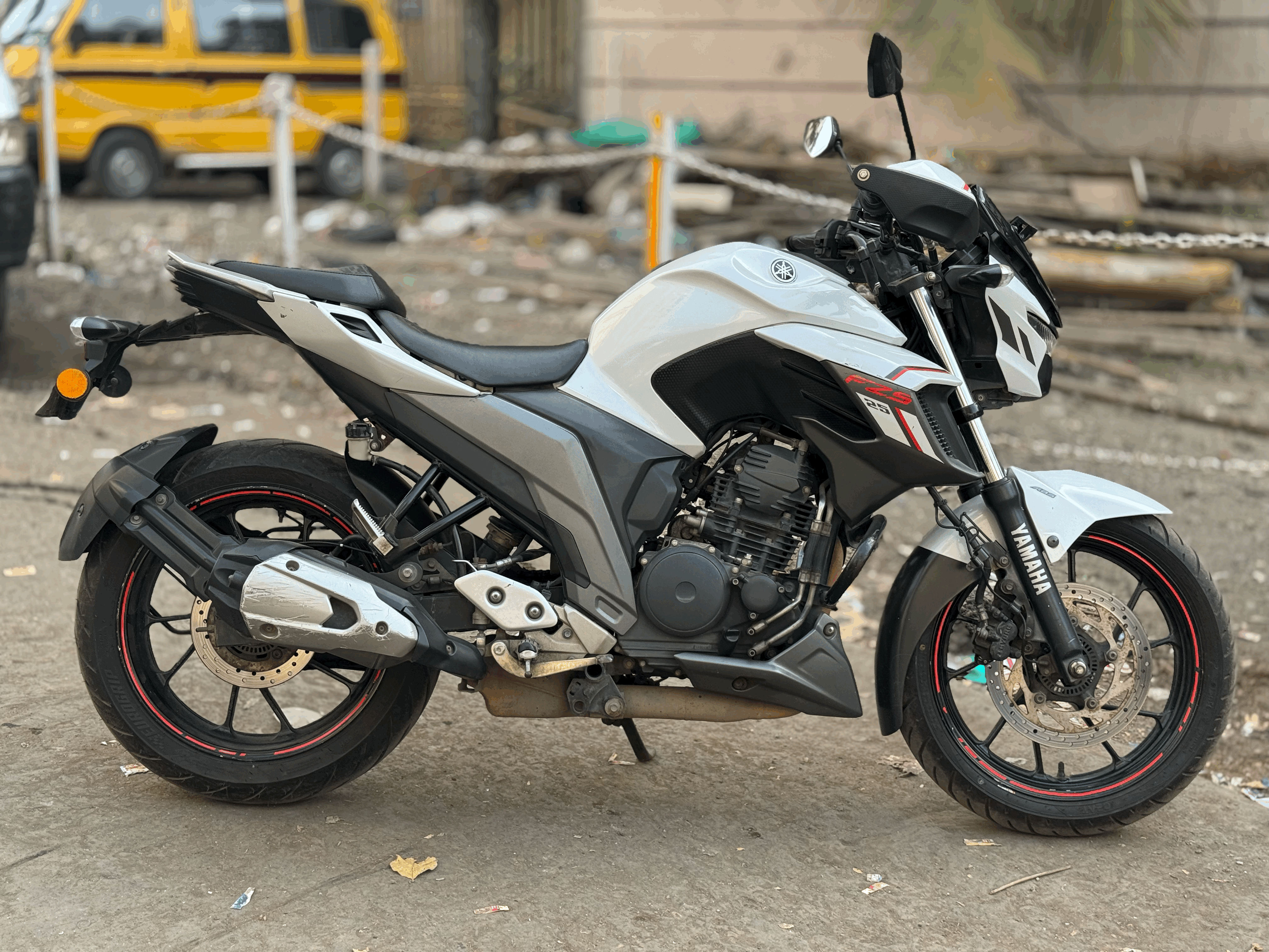 White Yamaha FZS 25 BS6 White Yamaha FZS 25 BS6