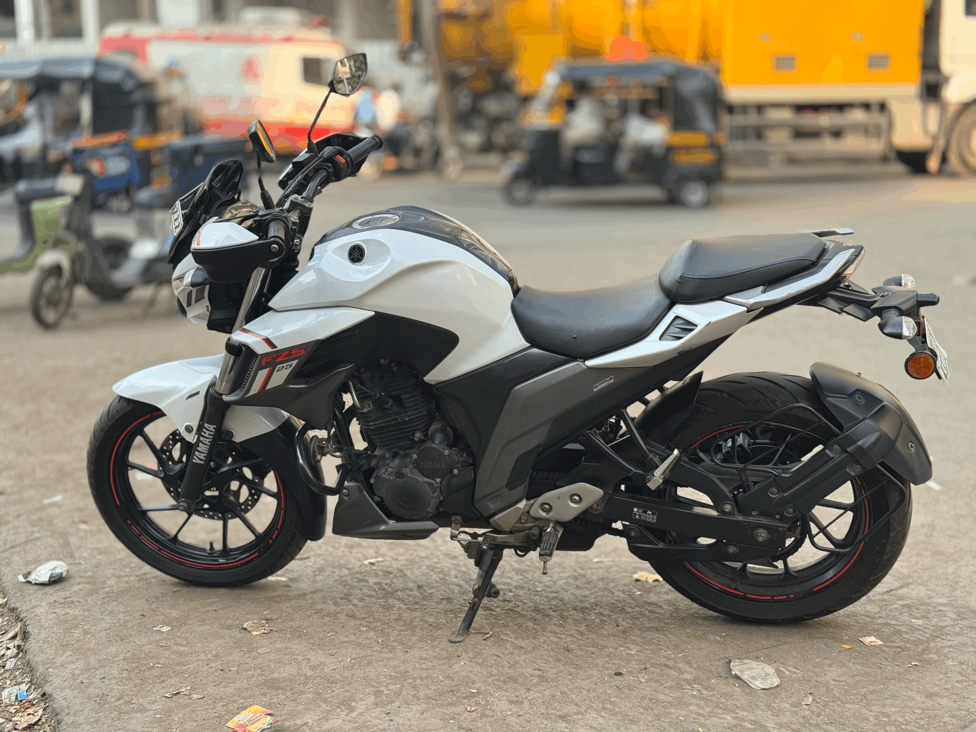 White Yamaha FZS 25 BS6 White Yamaha FZS 25 BS6
