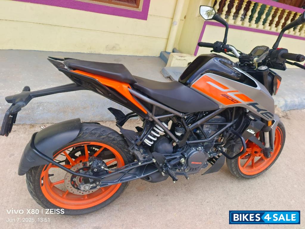 Metalic Silver KTM Duke 200 ABS Metalic Silver KTM Duke 200 ABS