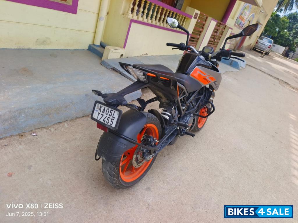 Metalic Silver KTM Duke 200 ABS Metalic Silver KTM Duke 200 ABS