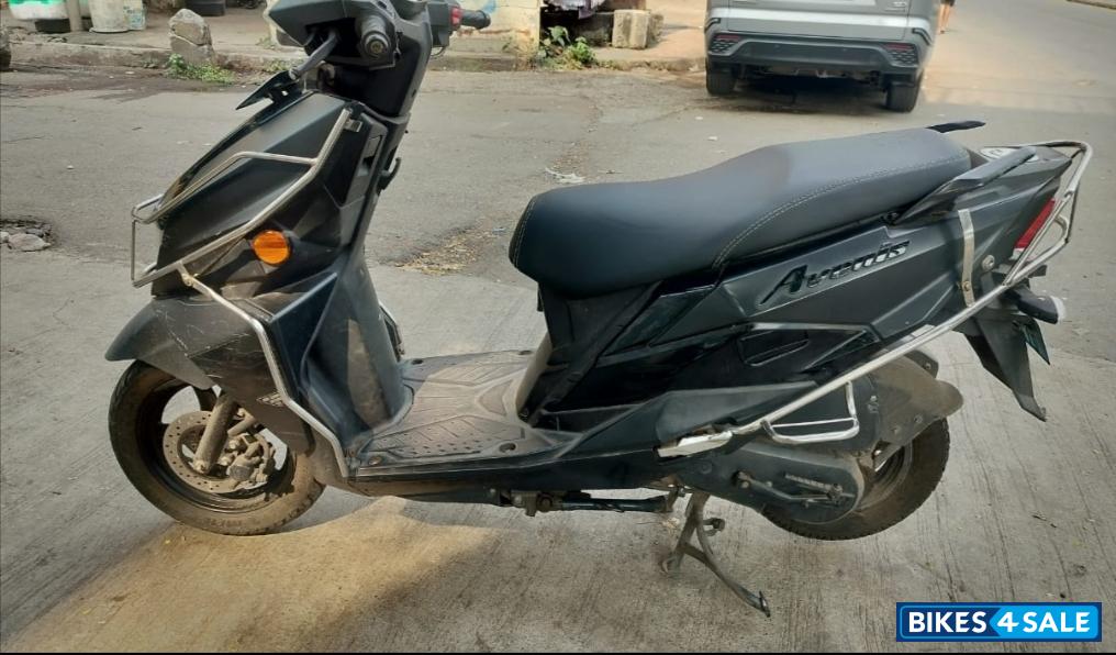 Grey Suzuki Avenis 125 Standard Edition