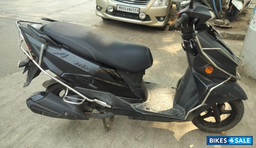 Grey Suzuki Avenis 125 Standard Edition