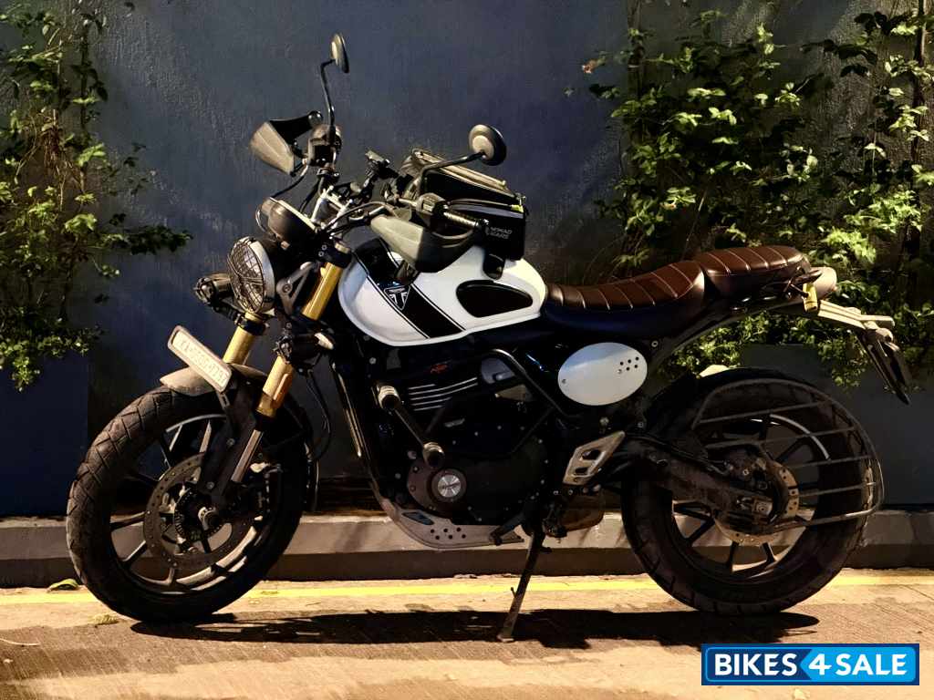 White Triumph Scrambler 400 X