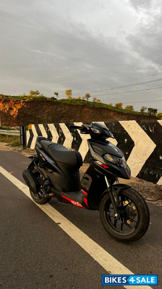 Black Aprilia SR 160 Black Aprilia SR 160