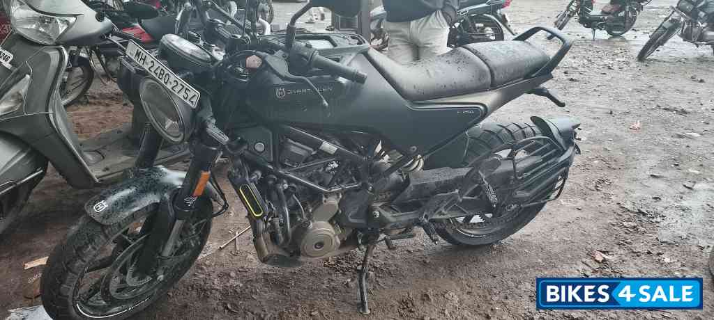 Black Moonshine Blue Husqvarna Svartpilen 250 2022 Black Moonshine Blue Husqvarna Svartpilen 250 2022