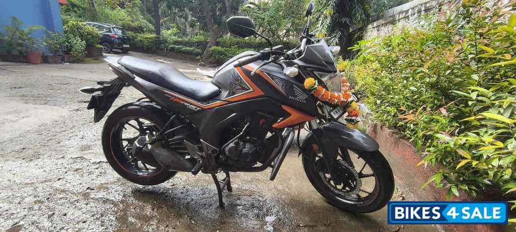 Gray Orange Honda CB Hornet 160R