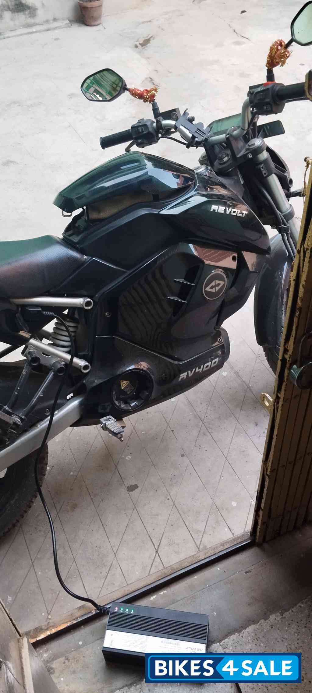 Black Revolt RV 400 Black Black Revolt RV 400 Black