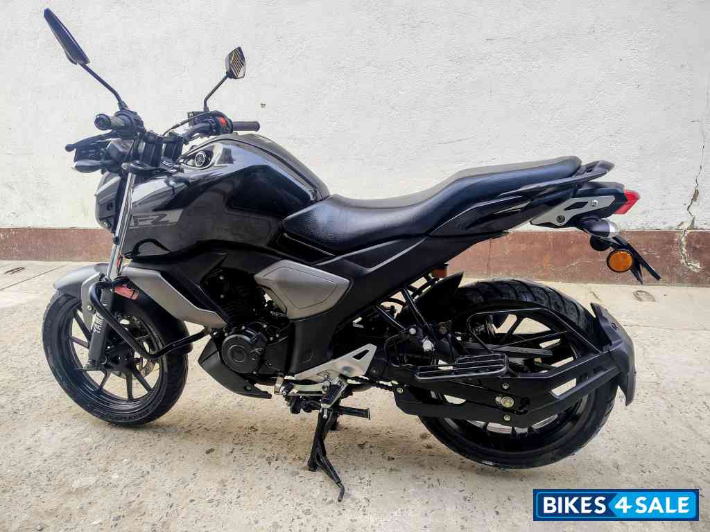 Glossy Black Yamaha FZ-S FI V3 BS6 Glossy Black Yamaha FZ-S FI V3 BS6