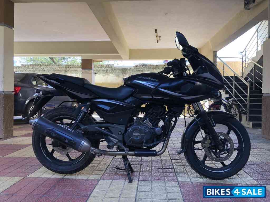 Bajaj Pulsar 220F