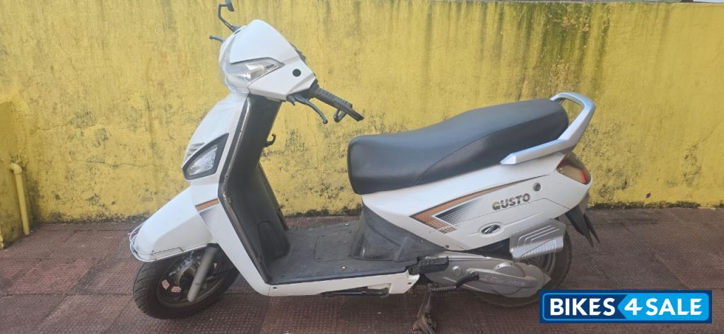 White Mahindra Gusto 125